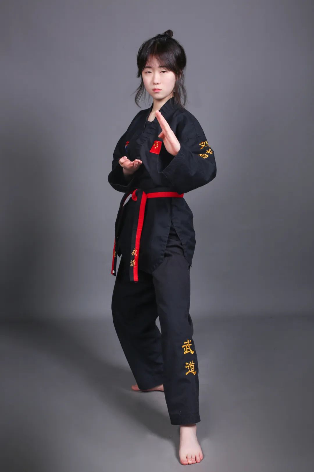 跆拳道女生红黑图片